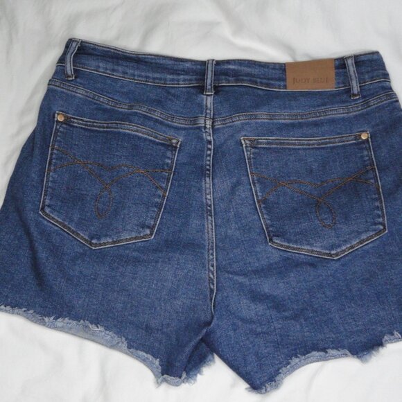 JUDY BLUE Medium Wash Raw Hem Stretch Denim Jean Shorts JB150176 Womens Size 1XL - Picture 7 of 9
